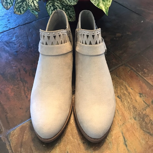 🍃Hello Fall🍃Light Grey Ankle Booties - Picture 6 of 7